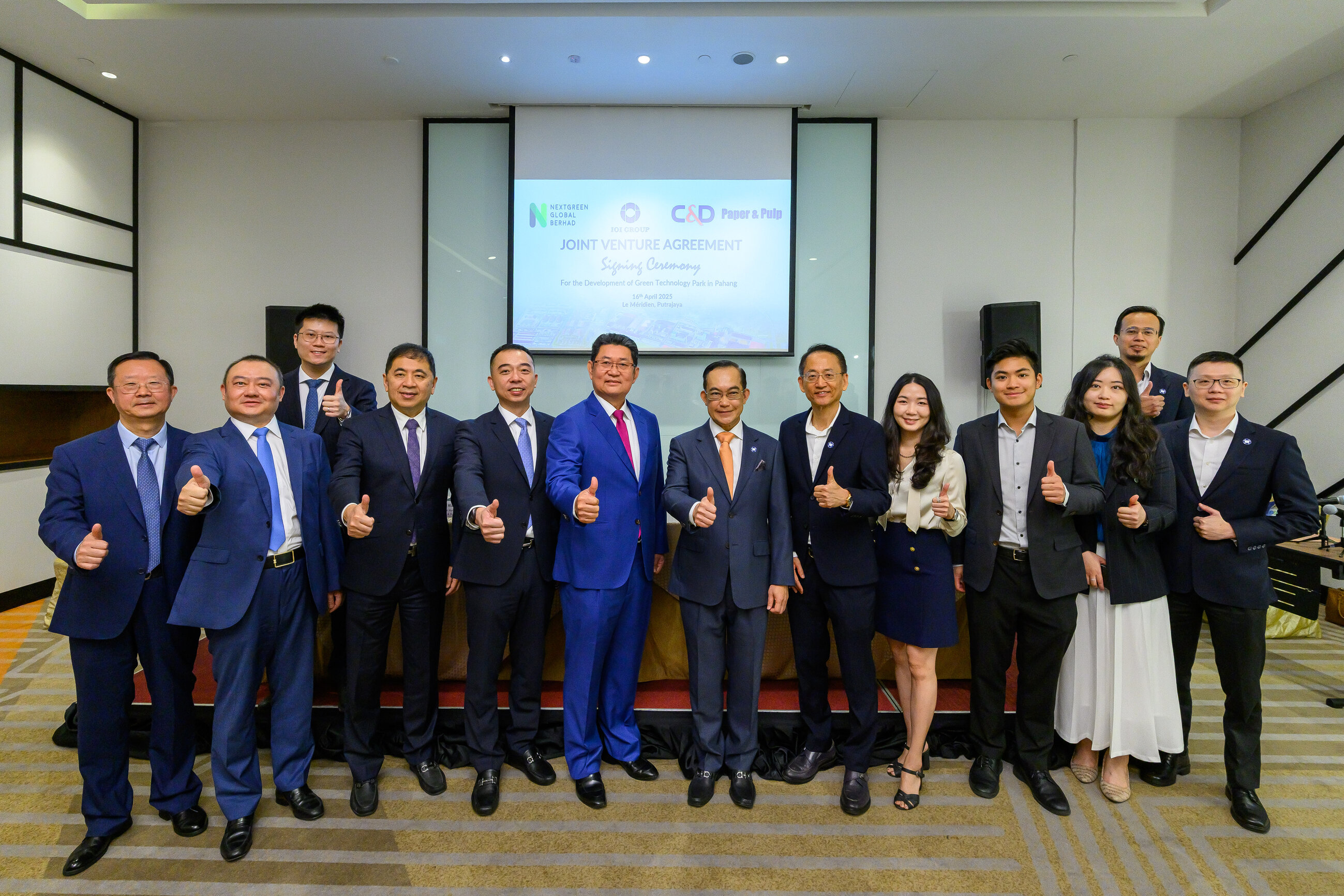 rsz_nextgreen_ioi_group_pic_after_signing.jpg