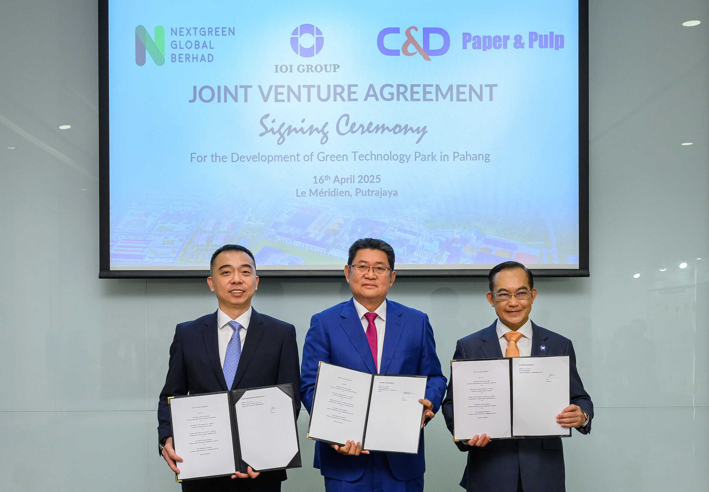 rsz_nextgreen_ioi_signing.jpg